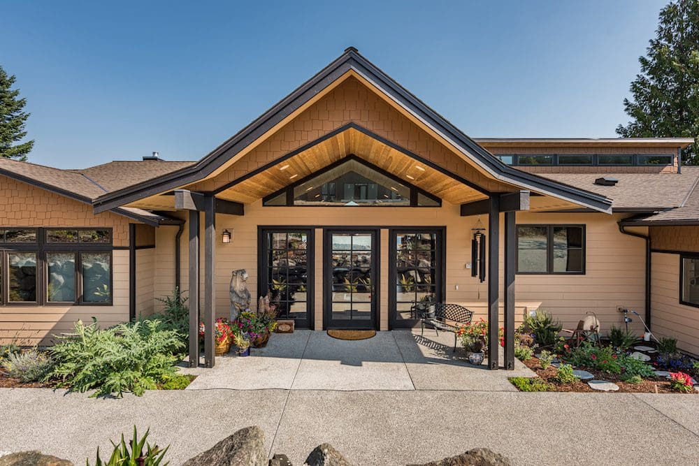 Globetrotting Northwest Craftsman With A View